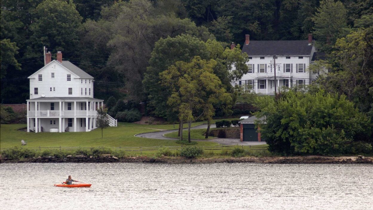photo of Knight House (left) and Cutting House (right) at CSHL